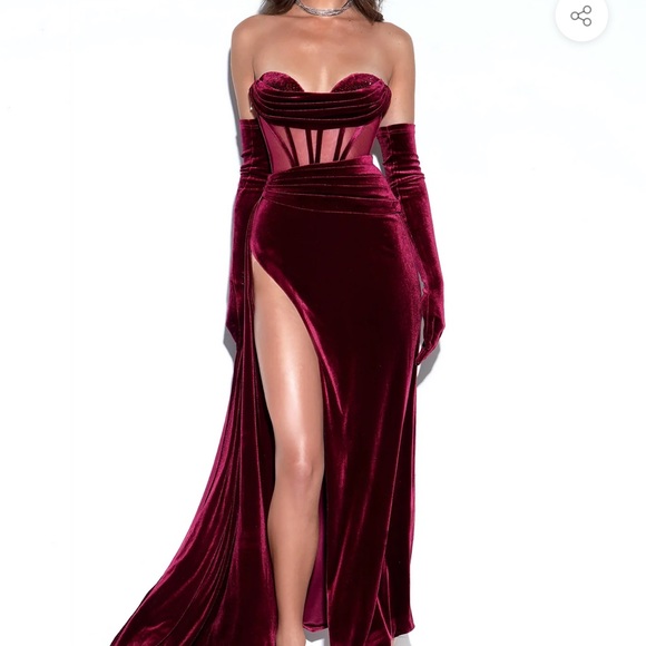 Brand New BEAUTIFUL burgundy dress. I just had it adjusted to my waist. - Picture 2 of 5